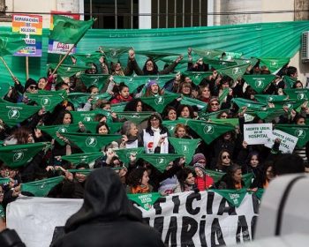 Marea verde – Mujeres argentinas lideran el movimiento histórico: La ley de aborto será votada mañana por el Senado